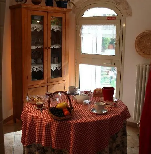 לינה וארוחת בוקר Mini Cascata נוצ'י